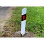 Сигнальный столбик пластиковый вдоль дорог направляющий скошенный флажок купить по недорогой цене от производителя в Москве